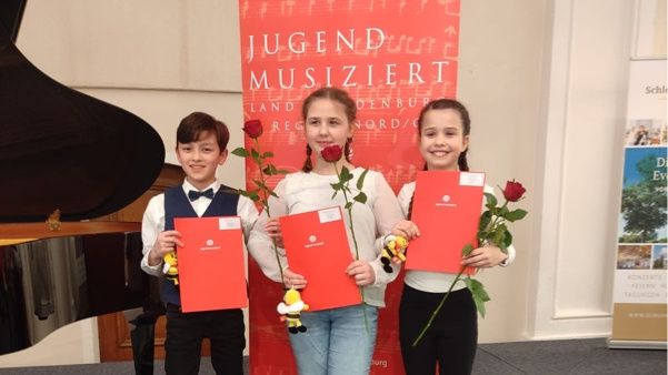 Streichtrio (vl.): Jannes Bergunde, Hannah Benkenstein (beide Violine) und Josefine Drilling (Violoncello). Foto: Musikschule Barnim