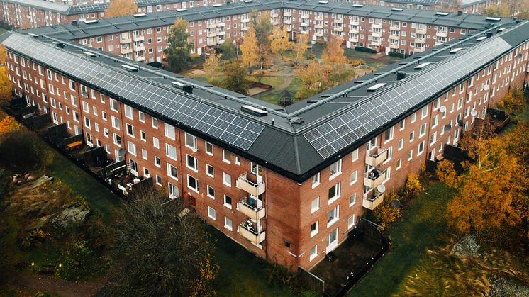 Med över 900 kW är solcellsinstallationerna i Norra Biskopsgården Bostadsbolagets största. Genom PowerShare-systemen kan solenergin också användas effektivare inom fastigheterna. Foto: Peter Nilsson, Ateljé Marie Fotostudio AB