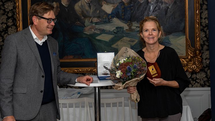 Anders Ydstedt, ordförande i juryn, och 2022 års vinnare av KAK:s journalistpris Nella Bergström.