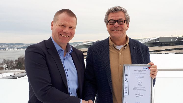 Karsten Warloe, CEO, Kiwa AS (t.v.), overrekker ISO-sertifikatet til Arild Selvig, CEO, ZEG Power AS  (Foto: Kiwa).