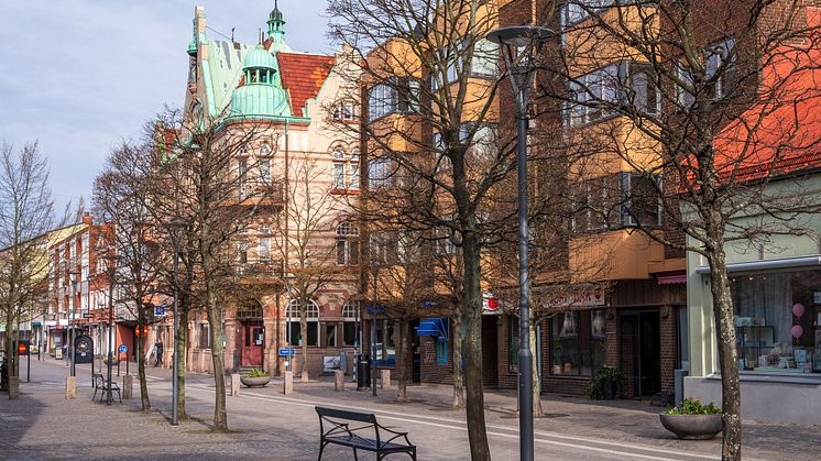 Totalt 9 500 armaturer i Trelleborgs gatumiljö moderniseras med energibesparande LED-teknik som ska ge högre ljuskvalitet och samtidigt främja trafiksäkerhet och trygghet.