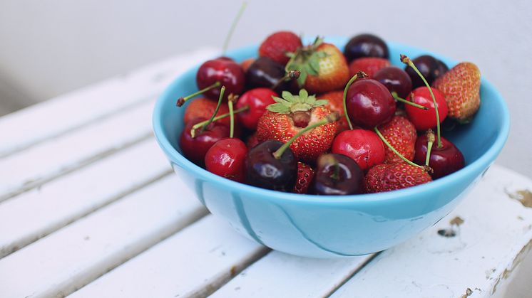 Cherries mixed with strawberries: But is either one of them a berry? (Photo: Iwona Lach on Unsplash)
