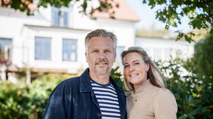 Lasseman och Therese framför sitt hem på Ängholmen. 
