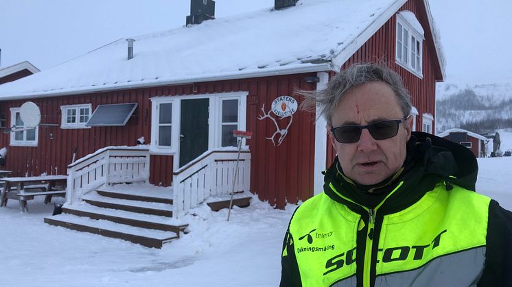 Dekningsdirektør Bjørn Amundsen i Telenor testet denne uka dekningen i Finnmark. Her er han på Joatkajávri fjellstue i Alta.