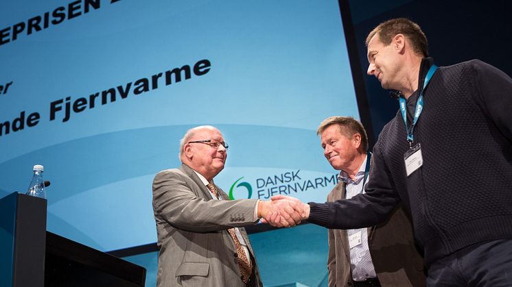 Uffe Bro, formand for Dansk Fjernvarme, siger tillykke til Slagslunde Fjernvarme