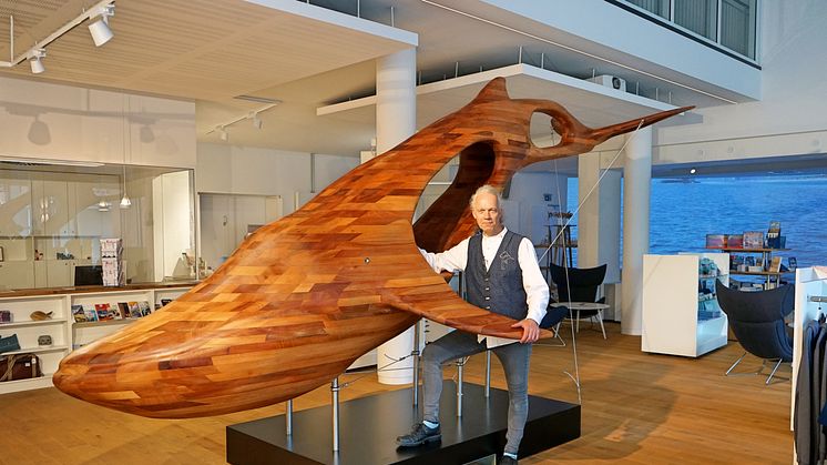 Das Kunstobjekt "Blue Whale" ab sofort im Welcome Center Kieler Förde zu bestaunen