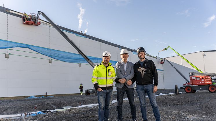Nu byggs andra etappen av Polarbageriet i Älvsbyn. Från vänster: Samuel Hellström, vd Hellströms Bygg, Anders E Johansson, vd Polarbröd och Jonas Holmgren, Fastighetschef