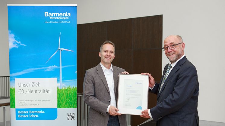Stefan Baumeister (Geschäftsführer myclimate Deutschland) überreicht Martin Risse (Barmenia-Vorstandsmitglied) die Urkunde "klimaneutrale Hauptverwaltungen
