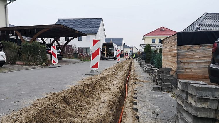Nuthetal erhält Deutsche Glasfaser Netz: Tiefbauarbeiten - hier mit der Fräse - zum FTTH-Glasfasernetz haben im Ortsteil Saarmund begonnen (DG)