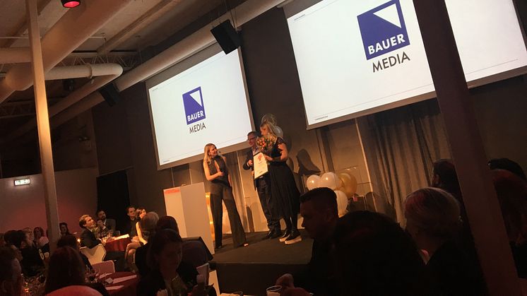 Maja Thomhave på Bauer Media tar emot pris på Digital PR Awards