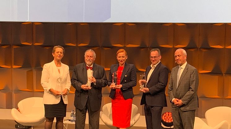 Gerda Meppeling (links im Bild) erhält den FTTH Individual Award des FTTH Council Europe
