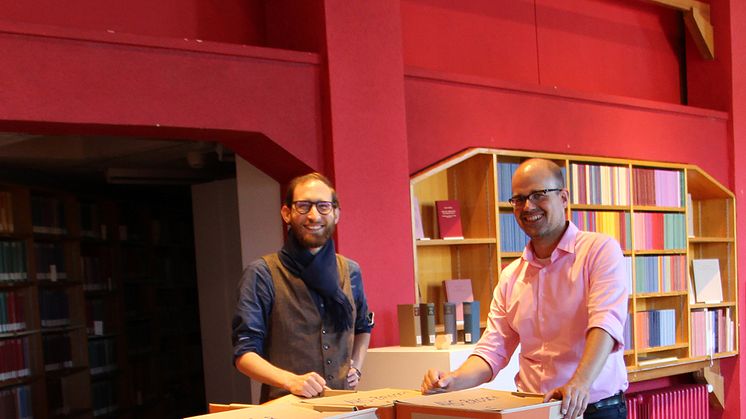 Ankunft der Bücher: Maxime Le Roux, Leiter der Goetheanum-Bibliothek, und Jan Göschel, Teamleitungsmitglied des Anthroposophic Councel of Inclusive Social Development