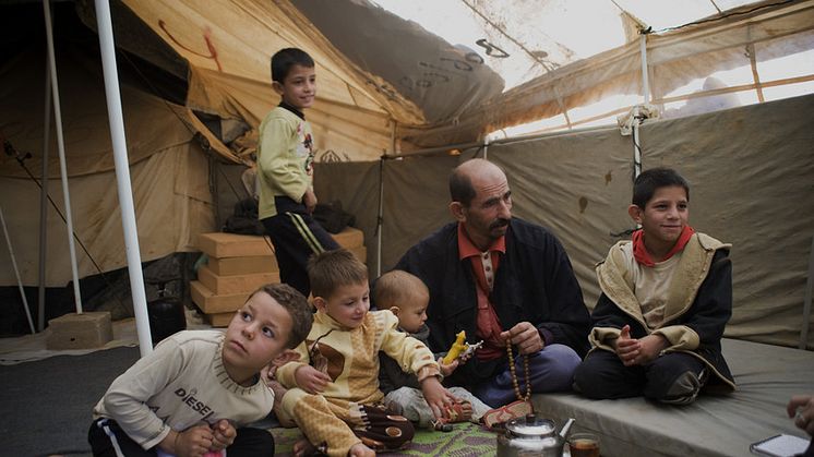 Syriska flyktingbarn möter vintern utan skydd, värme och ordentliga kläder