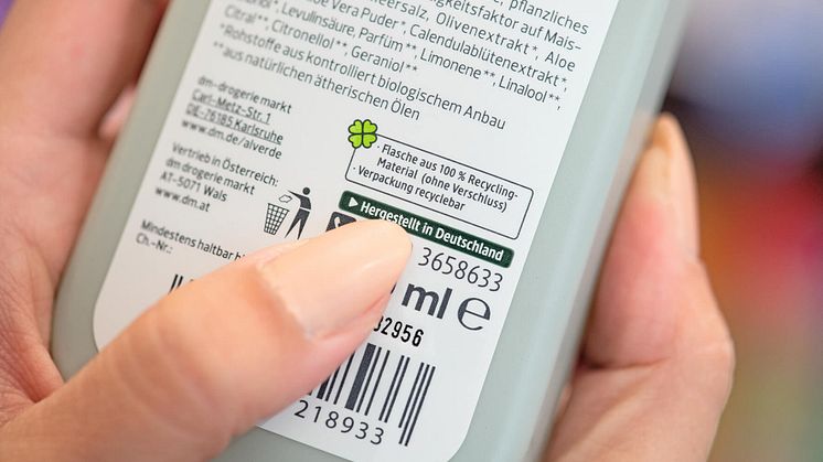 Das dm-Nachhaltigkeits-Kleeblatt auf der Verpackung zeigt, wie hoch der Anteil an Recyclingmaterial der Verpackung ist.
