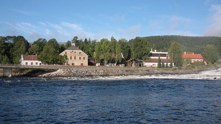 Det Norske Myntverket og Norsk Bergverksmuseum sett fra Lågen.