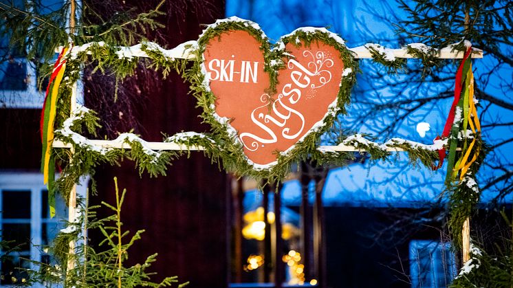 För sjätte året i rad erbjuder Svenska kyrkan i Mora giftassugna skidåkare att viga sig direkt efter målgång i något av loppen under Vasaloppets vintervecka 2024.
