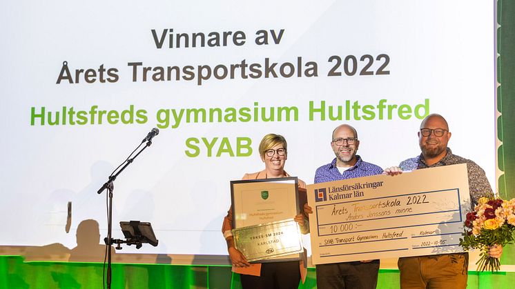 Tre glada lärare från SYAB Transportgymnasium i Hultsfred som ikväll fick pris som Årets Transportskola 2022. Fr vänster: Therese Adolfsson, Fredrik Persson och Rikard Kling. Foto: Liza Simonsson.