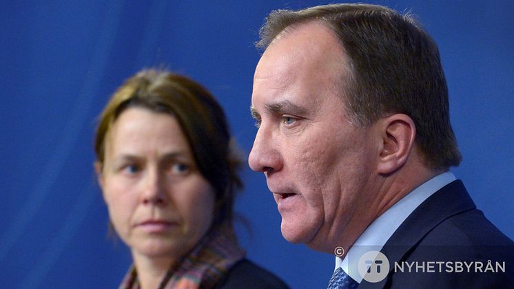 Åsa Romson och Stefan Löfven vid presskonferensen 24 november 2015 då den tillfälliga lagen presenterades.