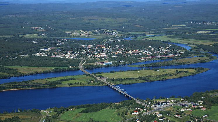 Kuva Övertorneån ja Ylitornion yhdistävästä Aavasaksan sillasta.