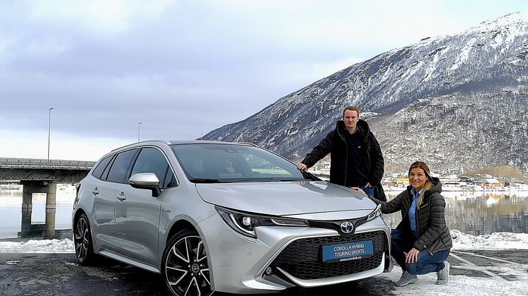 Narvik: Isak Peder Berntsen og Nina Richardsen fra Nordvik er klar for lansering av nye Corolla Hybrid.