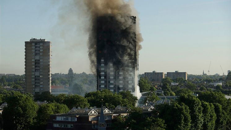 ​Protector forsikrer Grenfell Tower i London som 14. juni ble rammet av en voldsom brann. (Foto: Matt Dunham / NTB Scanpix)