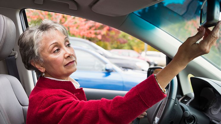 Während Corona: Über 65-jährige Frauen suchen 81 Prozent häufiger nach Fahrzeugversicherungen