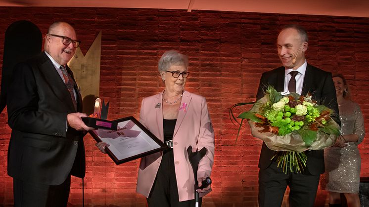 Anita Zetterman tilldelas Gullsaxarna av Per-Olof Höög, Kommunfullmäktiges ordförande och Niklas Hedin, Borås Näringsliv.