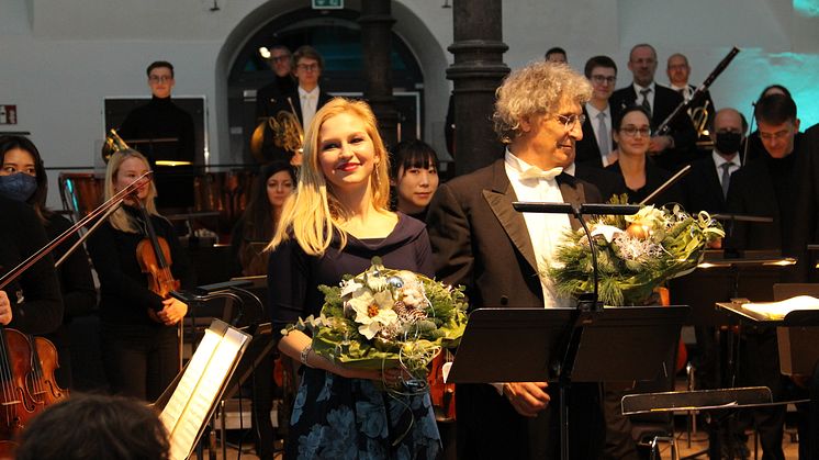 Freuen sich über ein gelungenes Konzert: Sopranistin Sophie-Magdalena Reuter, Dirigent Aldo Sisillo und die Nordwestdeutsche Philharmonie.