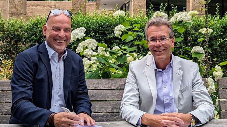 V.l.: Robert Klug, Geschäftsführer der Claus Heinemann Elektroanlagen GmbH, und Marcus Widrich, Geschäftsführer der SIS, unterzeichnen die Kooperationsvereinbarung.