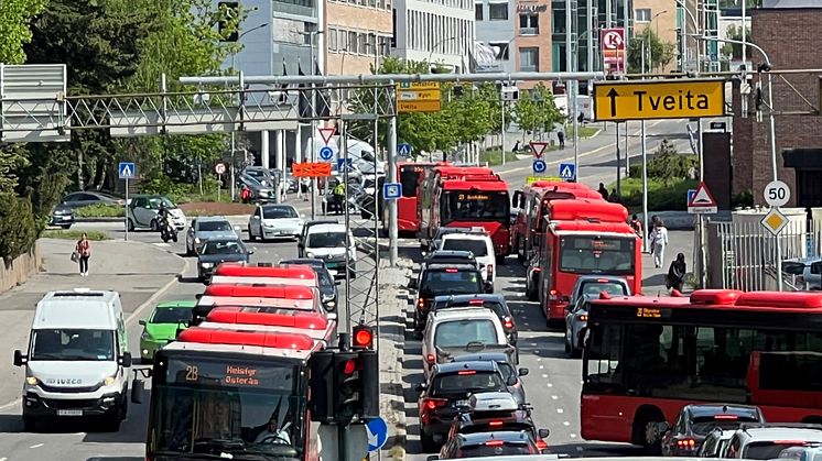 Mye trafikk skaper vanskeligheter for reisende fra Helsfyr, nå stenges sideveier og det innføres venstresvingforbud. Foto: Ruter/Øystein Dahl Johansen