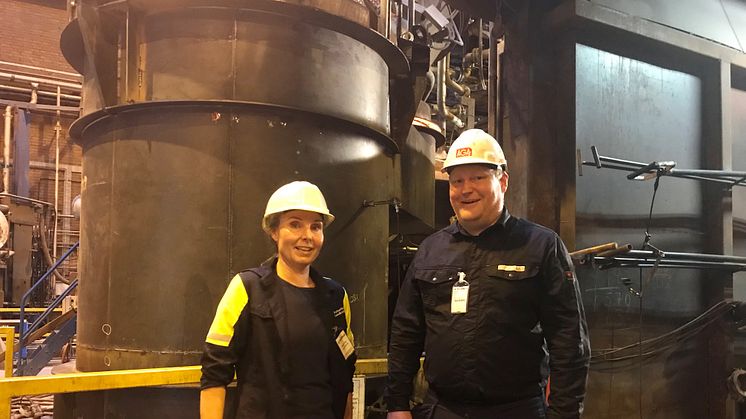 Projektledare Katarina Lundqvist, Swerim samt Fredrik Nyman AGA Linde vid reaktorn. Både är nöjda då allt går helt enligt plan och processen har optimerats och stabiliserats jämfört med vårens försökskampanj. 