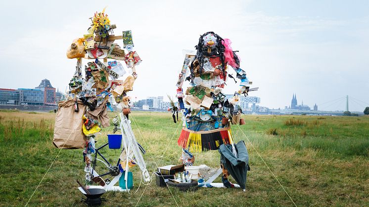 Pernod Ricard Deutschland Mitarbeiter errichten Skulpturen aus Müll
