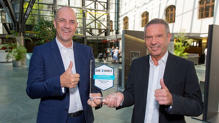 Stefan Hattenkofer (links), als Vorstand für das Individualkundengeschäft zuständig, gratuliert dem Direktor für Private Banking, Günter Zehner (rechts), für das erneut errungene Testsiegel für das beste Private Banking in München.