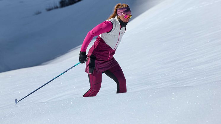 Sportlich, warm, feminin: der Thermorock Skjoma Skirt erhöht den Temepraturkomfort vor nach und beim Langlaufen und anderen winterlichen Aktivitäten.