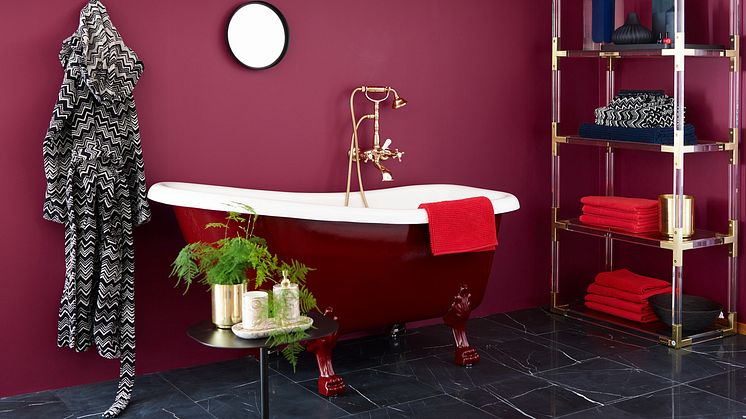 Badet er malt i fargen Cosmopolitan FR1194, som gir en dramastisk og luksuriøs start på dagen.