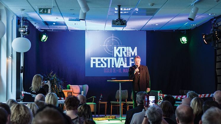 Festivalsjef Knut Gørvell, her avbildet under åpningen av årets festival, er allerede igang med å planlegge neste års krimfestival.