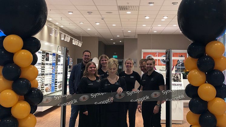 Butikschef Christina Alvefridh, tillsammans med medarbetare på Synoptik i C4 Shopping.