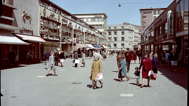 Die Holstenstraße ist bereits Mitte der 1960er eine beliebte Flaniermeile. Im Hintergrund ist hier die Gaststätte Quick und die Commerzbank zu erkennen.