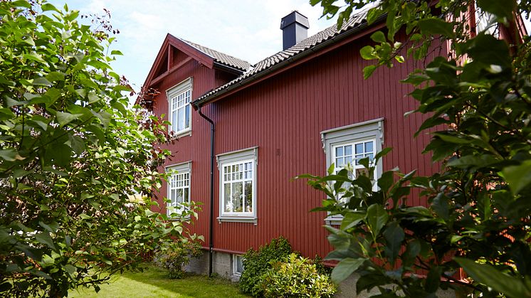 Varme og historiske farger. Rødt er en farge med lange tradisjoner i Norge. Faktisk ligger flere av Jotuns rødtoner stabilt inne blant landets mest foretrukne farger! Her ses fargen Jotun 2006 Husmannsrød.