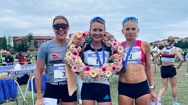Vinnare Carolina Wiksträm med tvåan Hanna Lindholm (th) och trean Lovisa Modigh (tv).
