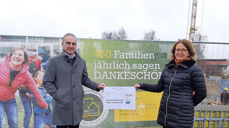 Robert Winkelmann (Geschäftsführer Alpenhain Käsespezialitäten GmbH) und Barbara von Hagmann (Gesellschafterin) heißen mit ihrer Spende jährlich etwa 450 Familien willkommen.