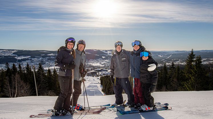 Familien Børve elsker å kjøre på ski og da var det enkelt å flytte fra Danmark til Trysil. Fra høyre barna Emil (9), Mads (13) og Sebastian (16), og foreldrene Mikkel og Christina. Foto: Ola Matsson