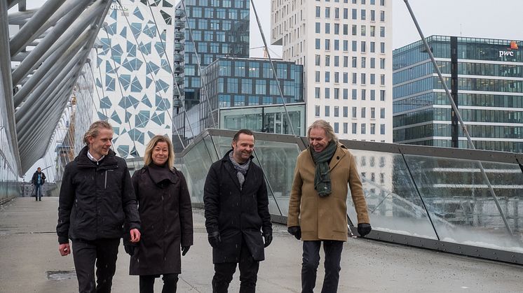 Partnere i AART, Torben Skovbjerg Larsen og Anders Strange, sammen partnere i SJ arkitekter, Svein Jacobsen og Anne Sudbø. I baggrunden kan man se Barcode, der er et af SJ arkitekters prestigefulde projekter på havnefronten i Oslo.