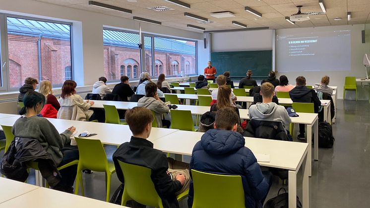 Rund 260 Schülerinnen und Schüler aus 24 Schulen in Berlin und Brandenburg besuchten am 24. Januar 2023 die vielfältigen Angebote beim 12. Fachtag Informatik auf dem Campus der TH Wildau. (Bild: Mareike / TH Wildau)