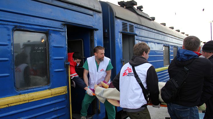 Läkare Utan Gränser i samarbete med ukrainska järnvägarna och hälsoministeriet för att genomföra medicinska evakueringar. Foto: Maurizio Debanne
