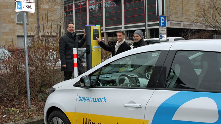 Bayernwerk nimmt Ladesäule für Elektroautos in Bayreuth in Betrieb