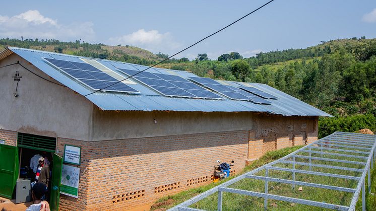 Solceller ökar tillgången till el och ljus i Rwanda