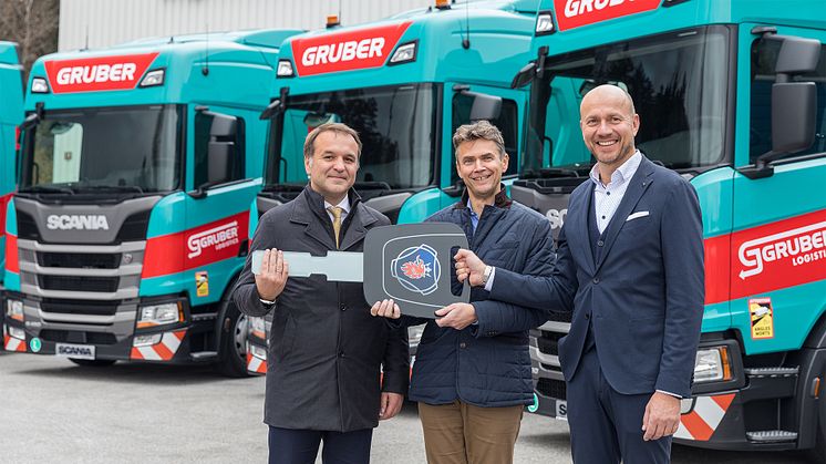 CEO Martin Gruber, Gruber Logistics; Direktor Manfred Streit, Scania Österreich; Regionaldirektor Robert Techler, Scania Österreich
