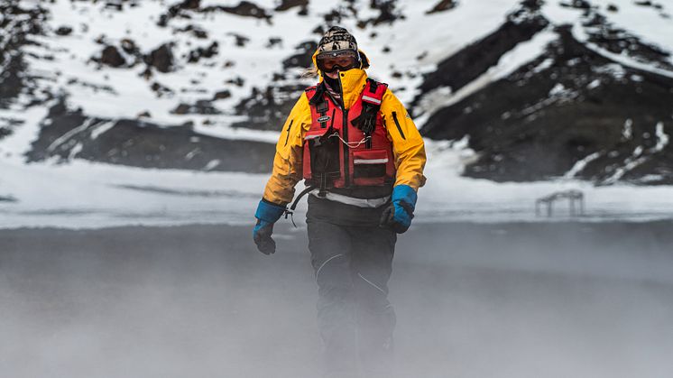 POLARPIONER: Med over 140 ekspedisjoner til Antarktis, er Karin Strand fra Jølster en av de nålevende nordmennene med mest kunnskap og erfaring fra Antarktis. Nå skal hun døpe Hurtigrutens nye skip, MS Roald Amundsen.  Foto: STEFAN DALL/Hurtigruten