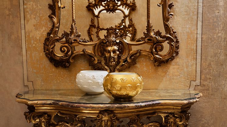 Weiß, Gold oder nur mit einem goldenen Akzent: die Rosenthal meets Versace Schale Kaleidoscope zieht die Blicke auf sich, egal in welcher Ausführung.